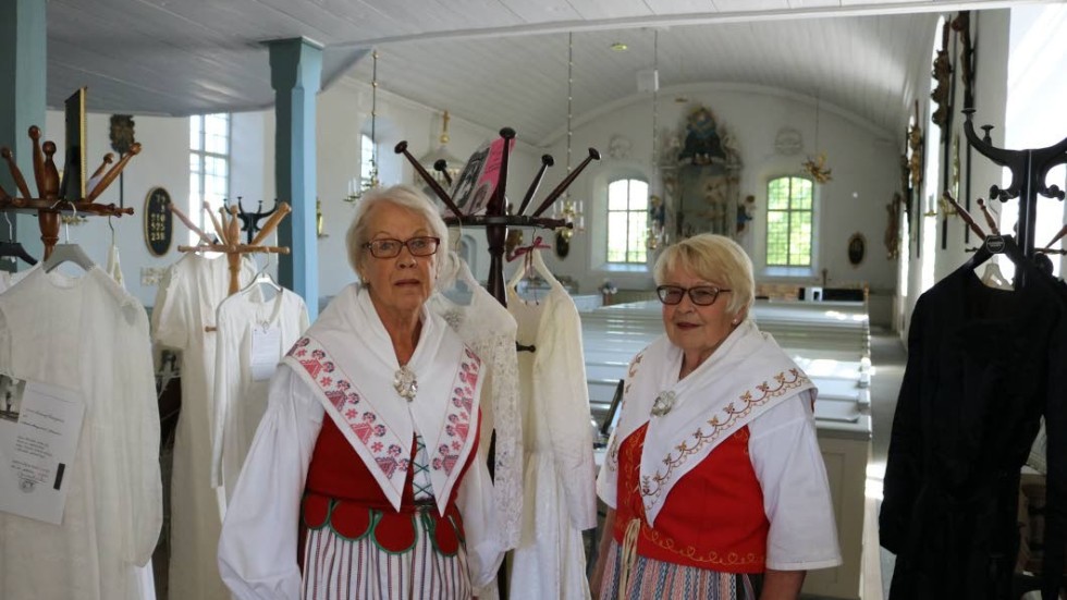 Rosita och Kristina Borg har varit med och ordnat utställningen om bröllopsklänningar som nu finns i Horns kyrka