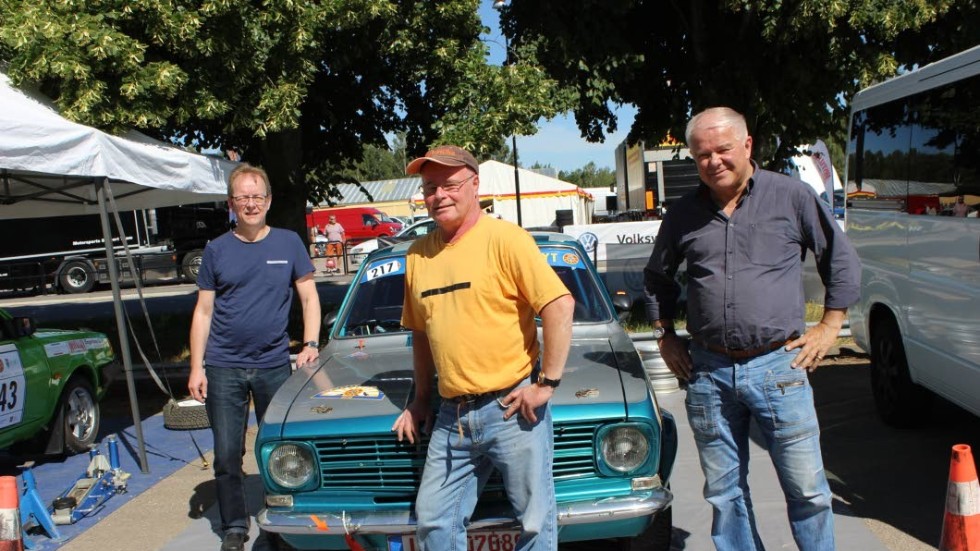 Kartläsaren Anders Stüker, mekanikern Guido Pawlak och föraren Erwin Reineke tillsammans med tävlingsbilen - en Opel Kadett från 1970.