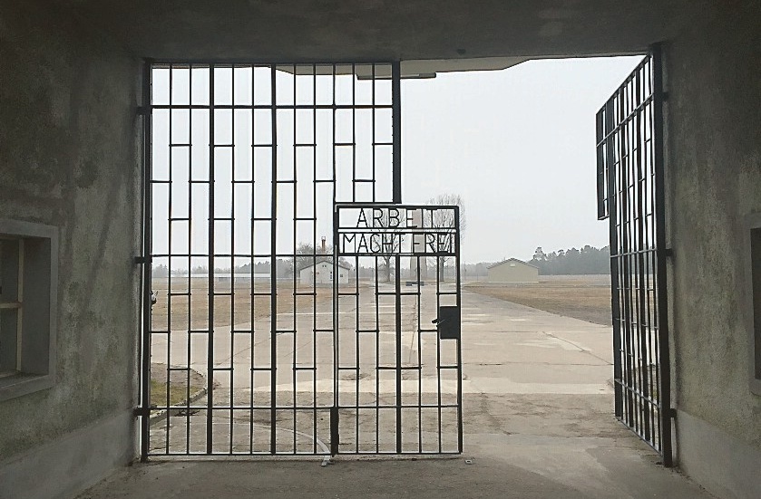 "Arbeit macht frei" står det på grindarna till koncentrationslägret Sachsenhausen i norra Berlin.