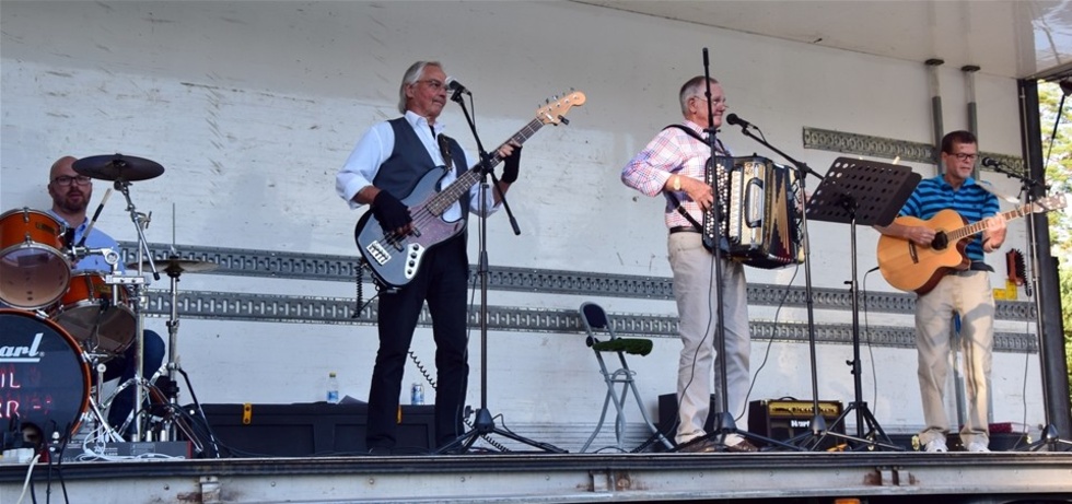 Fr.v Roger Sandek på trummor, Sten Hallberg (bas) Alve Gustafsson (dragspel och ledare) samt Bengt Länsberg (gitarr). Foto Morgan Karlsson