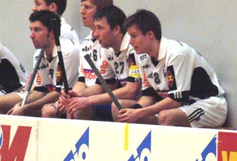 Vimmerby IBK är på jakt efter flera spelare som spelat i Finspång i elitserien. Skyttekungen Jonas Friberg längst till höger i bild och allroundspelaren Oliver Wronski längst till vänster är två av de hetaste namnen.