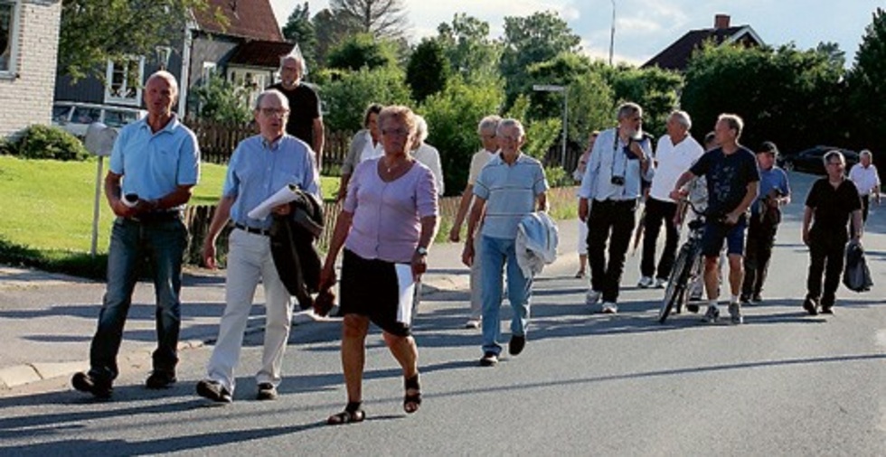 Ett 100-tal personer deltog i vandringen som gick längs Västra Vägen.
