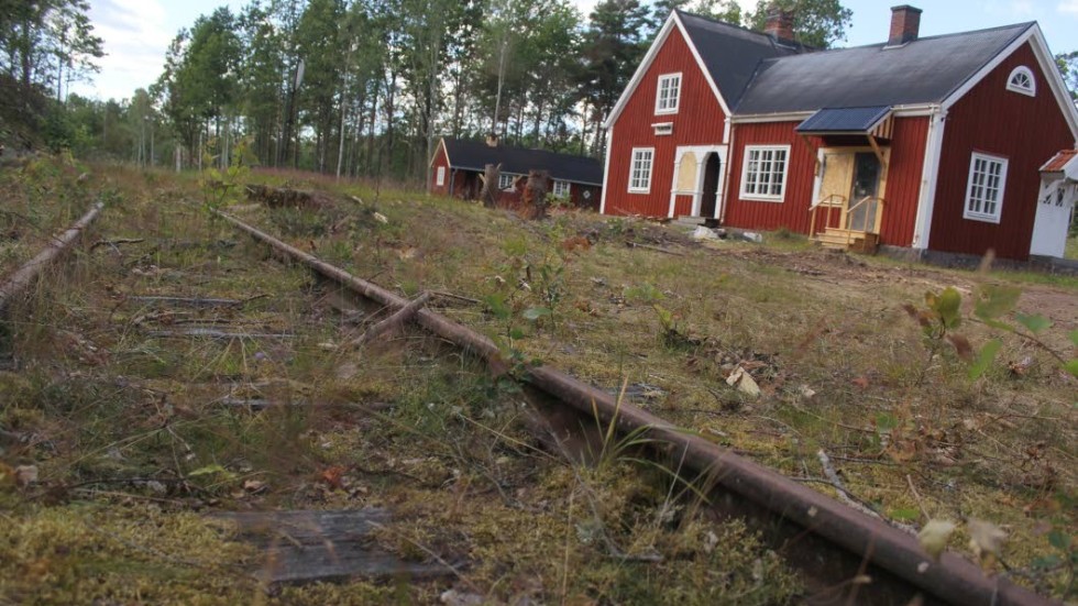 Smalspåret slingrar sig fram mellan Västervik och Växjö, och passerar Flaten stationshus, som medlemmarna är i färd att restaurera.
