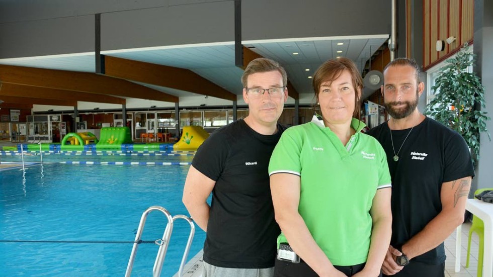 Rikard Stavin, Petra Edlund och Roland Kiskeri, badmästare vid Bökensveds sportcenter, simhallen i Västervik.