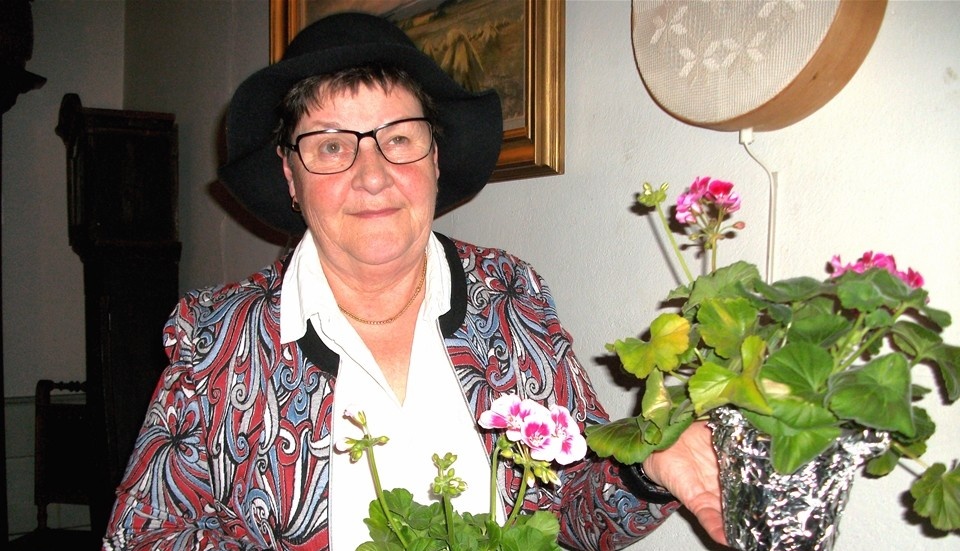 Auktionist Gunnel Laine bjöd ut både blommor och blomskott.