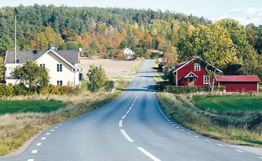 Här, i Stjärnevik, får de till höger om vägen åka till Horn och rösta och de till vänster till Rimforsa. Väg 134 bildar gräns mellan de nya valdistrikten.