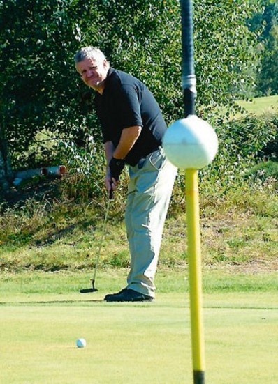 Peter Mathson har sikte på 18:e hålet när Kinda Golfklubb i helgen avgjorde klubbmästerskapet. Foto: Lars-Göran Bexell