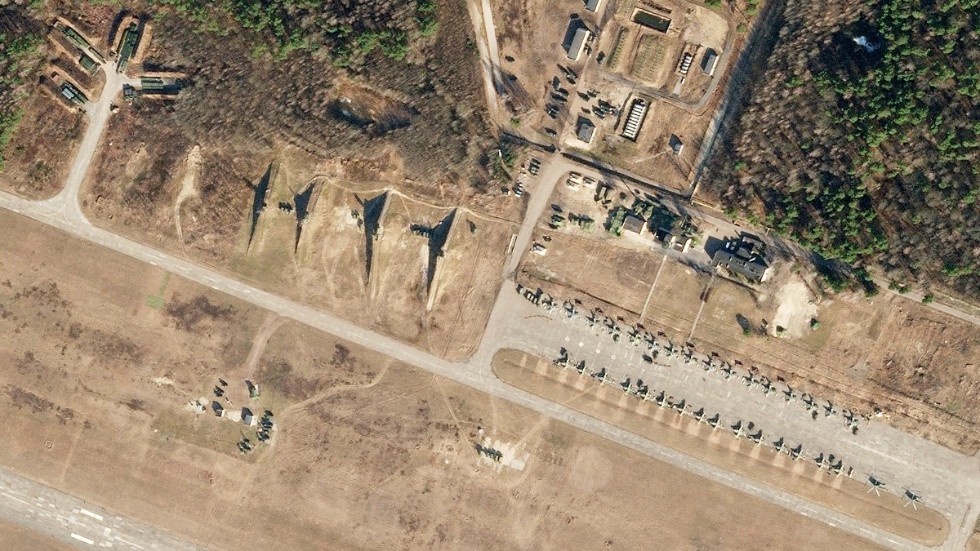 En satellitbild uppges visa ryskt stridsflyg vid Luninets flygbas i Belarus på tisdagen.