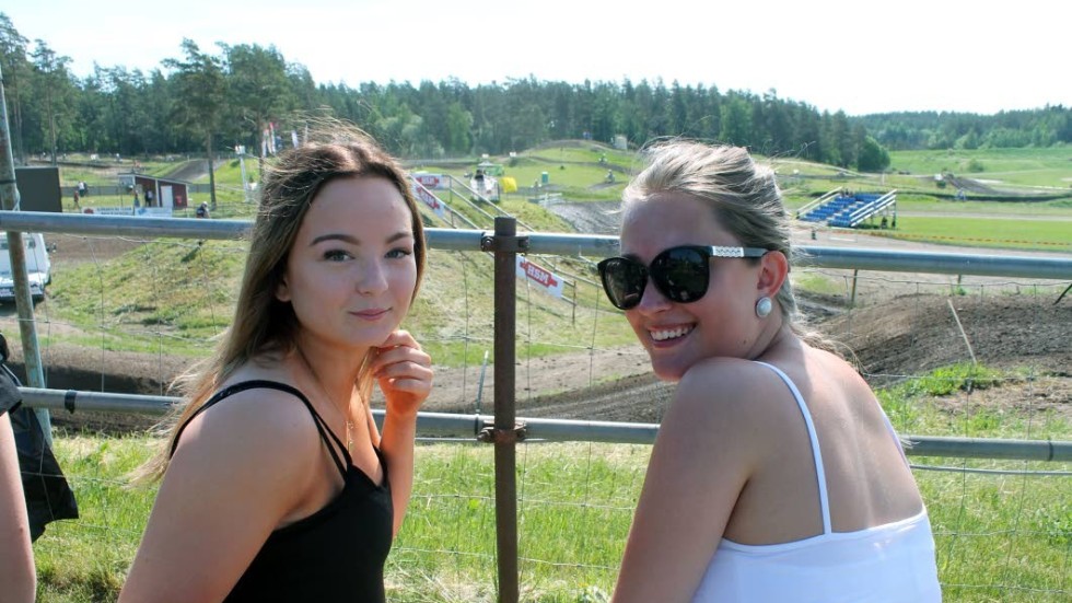 Nellie Oxelmark och Lova Schmidt är två av åskådarna under SM-helgen på Sviestad. Motocross är en del av deras liv.