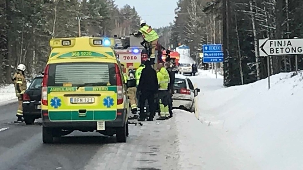 En ambulans på väg till Linköping kom direkt efter en av olycksbilarna och avr först på plats och larmade räddningstjänsten.