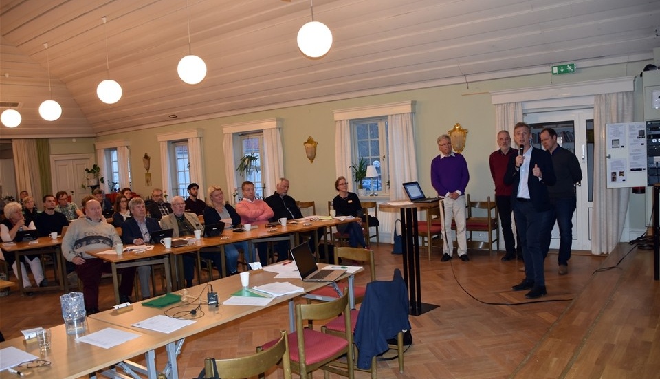 Eon och LRF var på en miniturné på måndagskvällen. Representanterna Ulf Alestam, Rune Larsson och Jonas Nilsson bakom Björn Persson. Foto: Alf Wesik