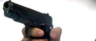Försökte ta livet av sig - pistolhotade poliser genom brevinkastet