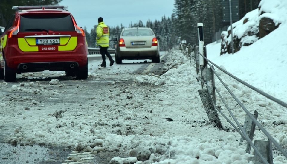 Flera stolpar kördes ner och bilen fick bärgas från platsen. Inga personskador från händelsen.