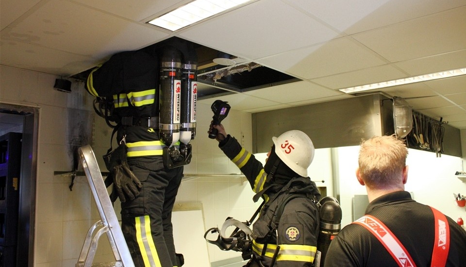 Räddningstjänsten kontrollerar taket i restaurangen. Foto: Lars-Göran Bexell