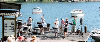 Jazzmusik i sommarvärmen vid Björkfors Brygga