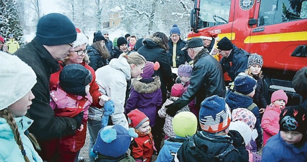 Många barn var ivriga att få en godispåse. Foto: Elin E Elmström