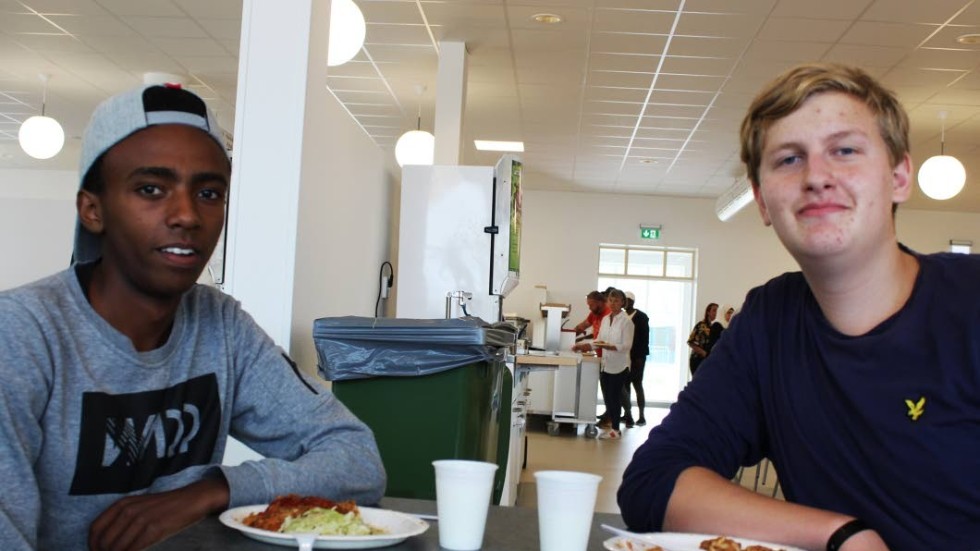 Malte Eklund Helmfrid (t v) och Ludvig Hansevi säger att det känns kul med en ny och snygg restaurang. Ännu äter man på papptallrikar,, köket beräknas vara färdigt till årskiftet.