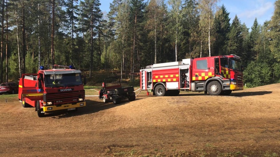Det brann cirka 300 meter in i skogen. Räddningstjänsten fick ställa sig vid hål fyra med tankbilar.