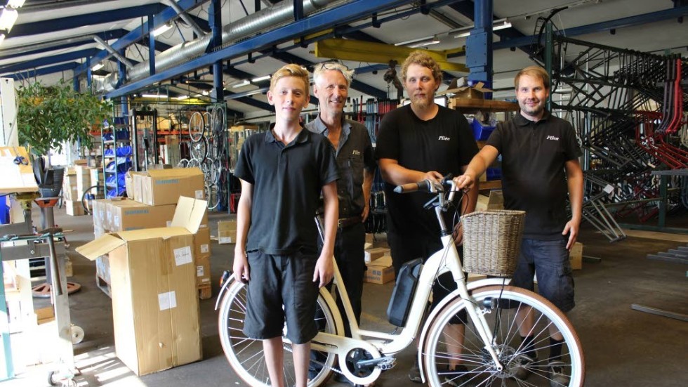 Otto Avander med pappa Martin Avander, Martin Pettersson och Joacim Kjellgren samlade runt den nya elcykeln.