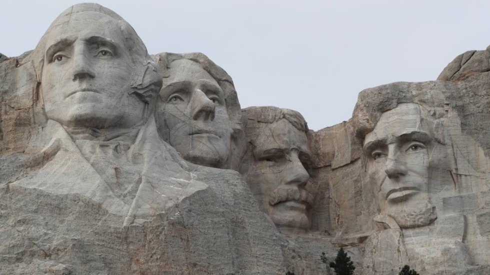 Mount Rushmoremonumentet visar fyra amerikanske presidenter som spelade en viktig roll under landets första 150 år.