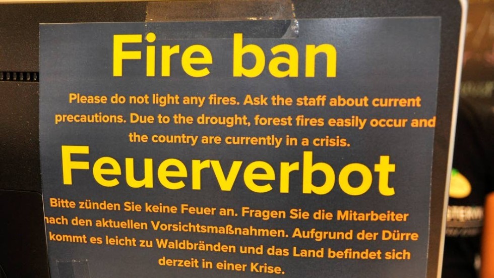 Skyltar på tyska och engelska om eldningsförbudet finns överallt.