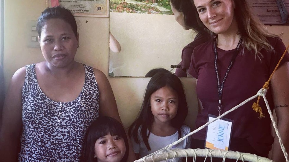 Jennie Hellström tillsammans med en filippinsk familj på anläggningen "Jubilee Shelter".