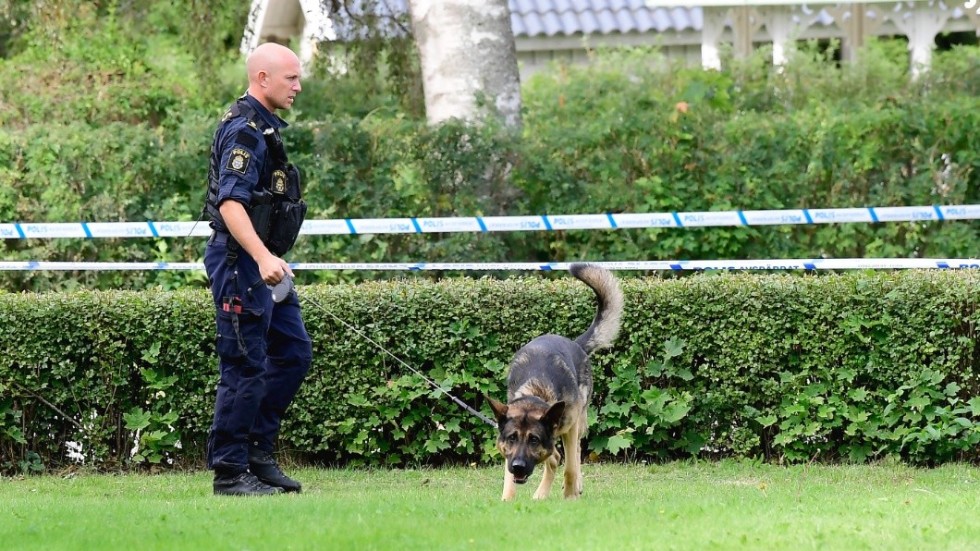 Polisens tekniker undersöker området runt huset i Eksjö, där flera personer påträffats allvarigt skaddade under torsdagsmorgonen.
Foto: Mikael Fritzon / TT