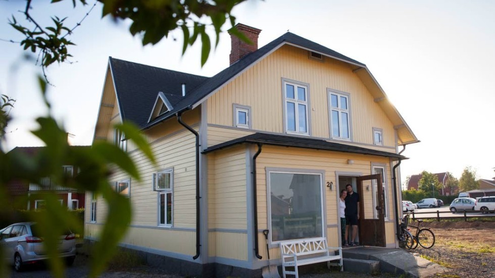 Under två års tid har huset som byggdes till Mantorps urmakare 1908 renoverats fullständigt – nu har familjen Johansson precis flyttat in.