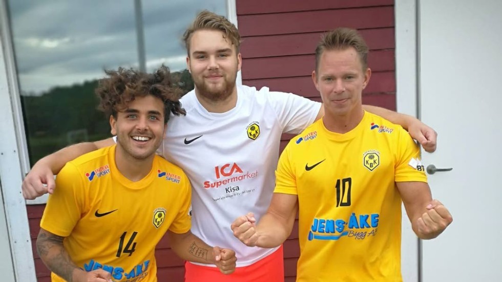 Två av målskyttarna, Marwan Al-Inizi och Patrik Karlsson, tillsammans med målvakten Jonatan Andersson.