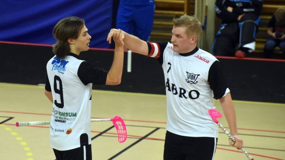 Vimmerby IBK har inlett cupen i Göteborg med två raka segrar. Både Jonatan Green och Viktor Nilsson har gjort mål.