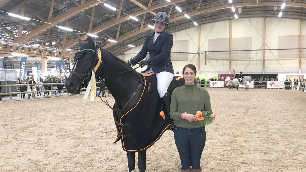 Elmia Scandinavian Horseshow är en av Sveriges största tävlingar för unghästar. Josefina Gunnarsson från Vimmerby HoppHästKlubb vann en av klasserna tillsammans med hästen Selfie BT.