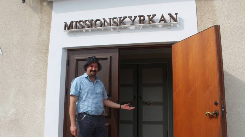 Pastor Sören Johansson hälsar välkommen till Rimforsa missionskyrka