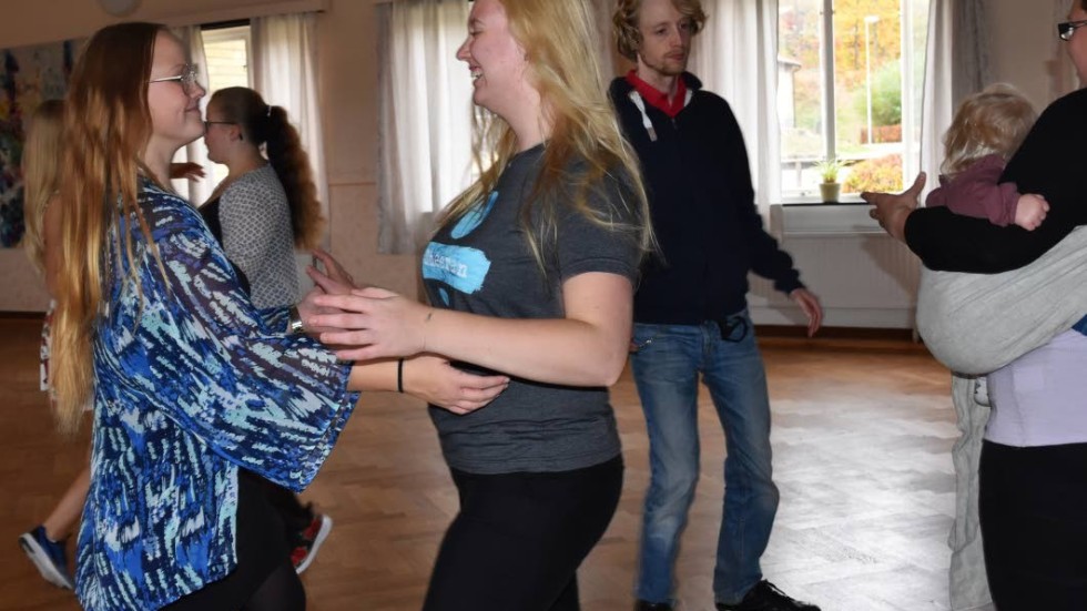 Squaredansare från hela Sverige träffades för ungdomsdans i Vena Bygdegård i helgen.