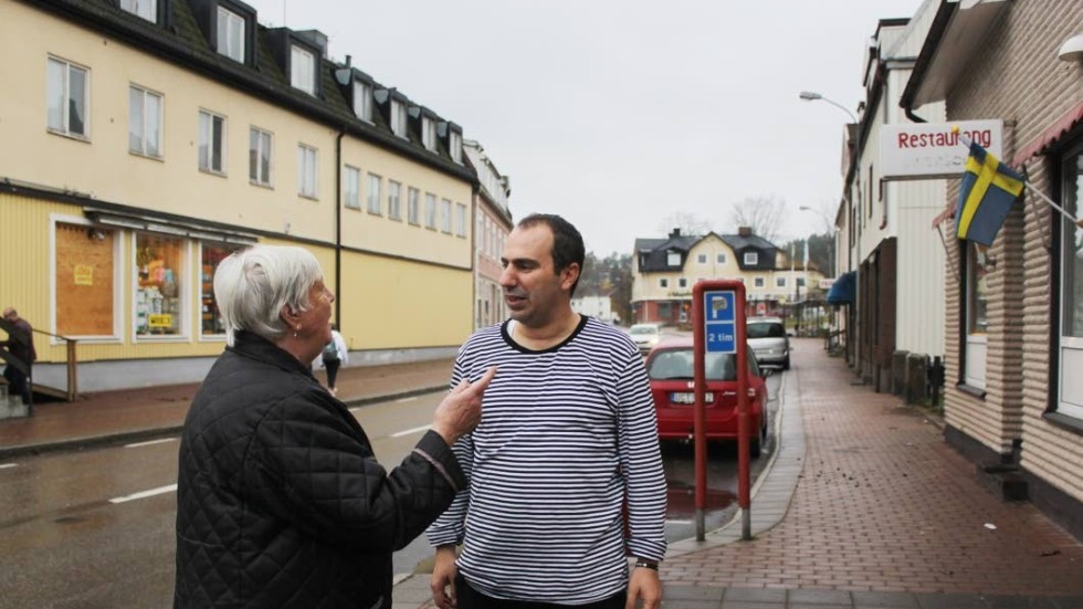 "Alla undrar vad som hänt, lördagens mordförsök är det stora samtalsämnet i Virserum", säger Inger, här i samspråk med Adel utmed Storgatan som var avstängd flertalet timmar.