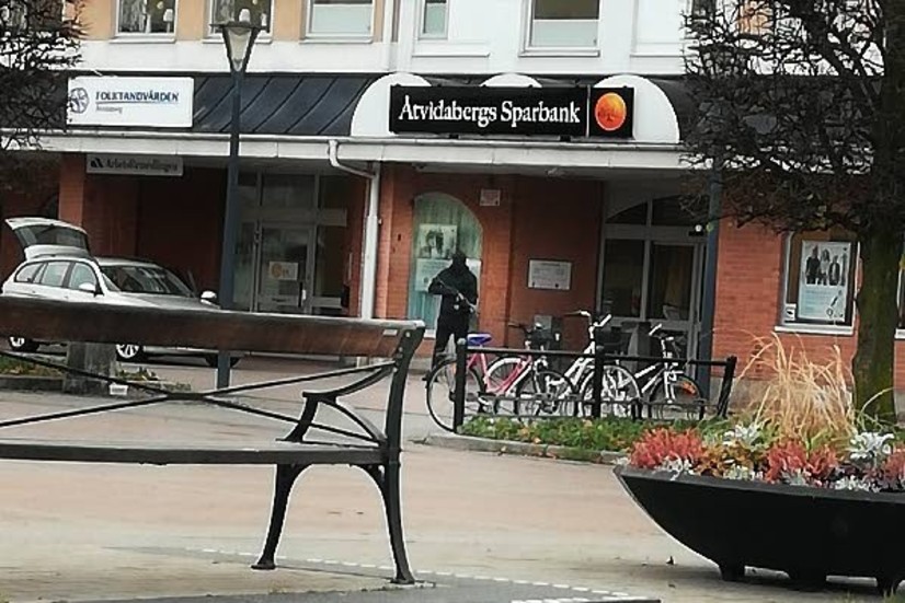 Det var vid 14.45-tiden på fredagseftermiddagen som polisen larmades om ett bankrån mot Åvidabergs sparbank.