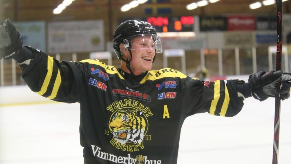 Glädje. Pelle Ström firar ett av flera VH-mål mot Tranås.