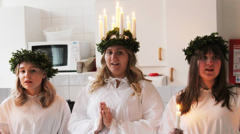 Lucia Ebba Lindqvist med tärnor gladde deltagaran på Hantverkshuset i Västervik.