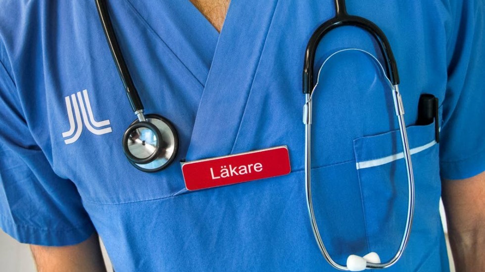 En läkare med utländsk examen har överklagat Socialstyrelsens beslut om att han måste göra ett kunskapsprov för att fortsätta vägen mot en svensk läkarlicens.