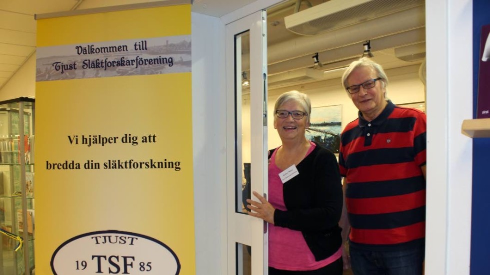 Barbro Wärn och Guy Persson från Tjust Släktforskarförening i den nya lokalen, Tjustrummet på stadsbiblioteket i Västervik.