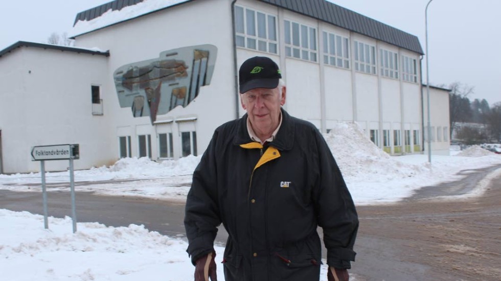 Yngve Karlsson, 83 år, från Gamleby, har inget emot att det kommer snö. Det lyser upp och blir fint, tycker han.