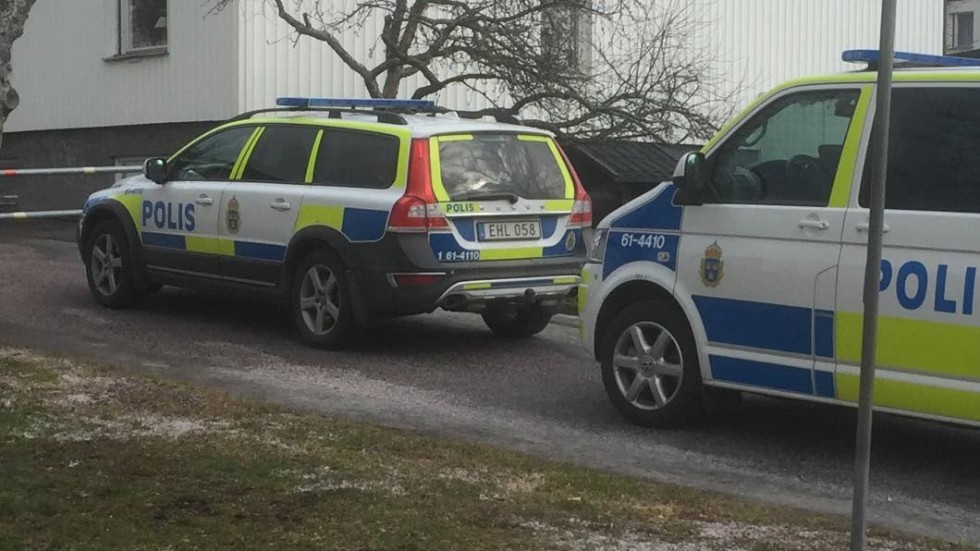 Enligt uppgifter till VT har torsdagens tillslag mot en adress i Västervik med det misstänkta penningtvättsbrottet att göra. Polisen är än så länge förtegen om ärendet.