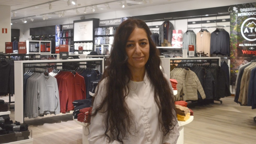 Shifa Mohammed, ansvarig butiksäljare på Dressman, berättar att det inte kommer vara några skyltar utanför butiken. 