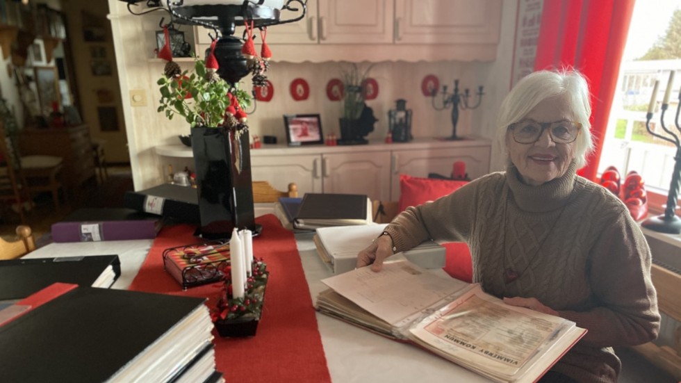 Else-Mari Jalminger har hundratals pärmar med tidningsurklipp som hon samlat på sig under drygt 60 år. På senare tid har hon börjat dela med sig av dem på sociala medier och fått god respons.