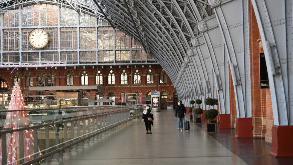 Människor med resväskor på tågstationen St Pancras i London. Frågan är var de får åka.