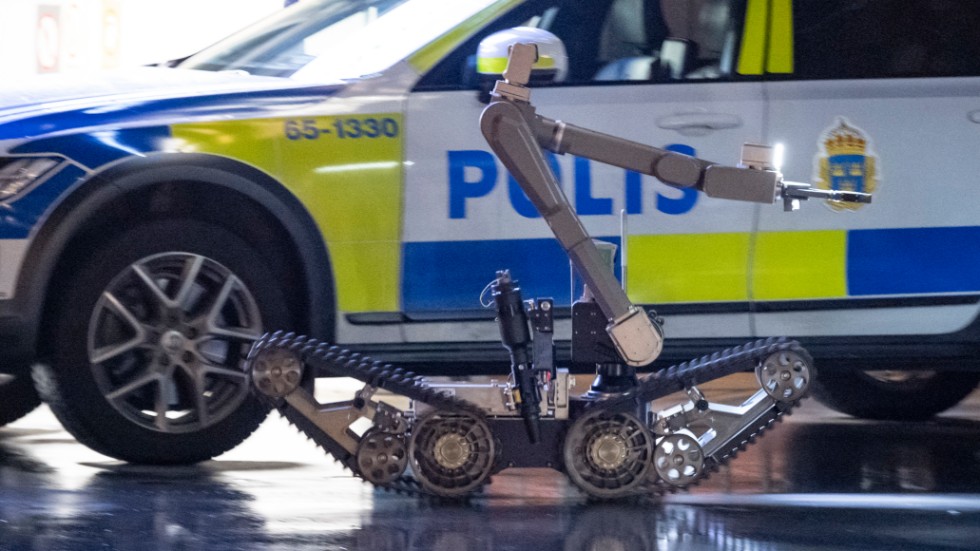 Ett misstänkt farligt föremål hittades vid en husrannsakan i Björklinge utanför Uppsala. Arkivbild: Polisens nationella bombskydds robot vid en annan insats.