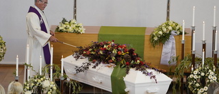 Regeringen undantar begravningar – får vara fler än åtta