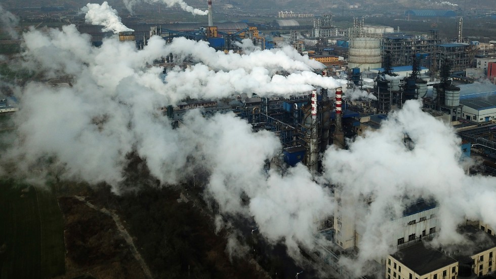 Rök och ånga stiger från ett kolanläggning i Hejin i Shanxiprovinsen. President Xi Jinping har lovat att Kina ska bli koldioxidneutralt till 2060 – men gett få detaljer kring hur det ska gå till. Det återstår att se om femårsplanen rymmer några svar. Arkivbild.