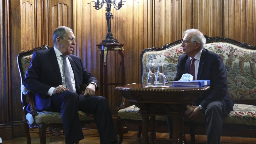 Sergej Lavrov tryckte ner Josep Borrell (till höger) rejält i soffan.