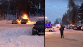 Här brinner bilen med öppna lågor i Fröslunda