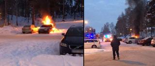 Här brinner bilen med öppna lågor i Fröslunda